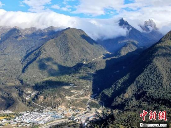 圖為10月18日，派墨公路米林側(cè)明線段?！《拘?攝