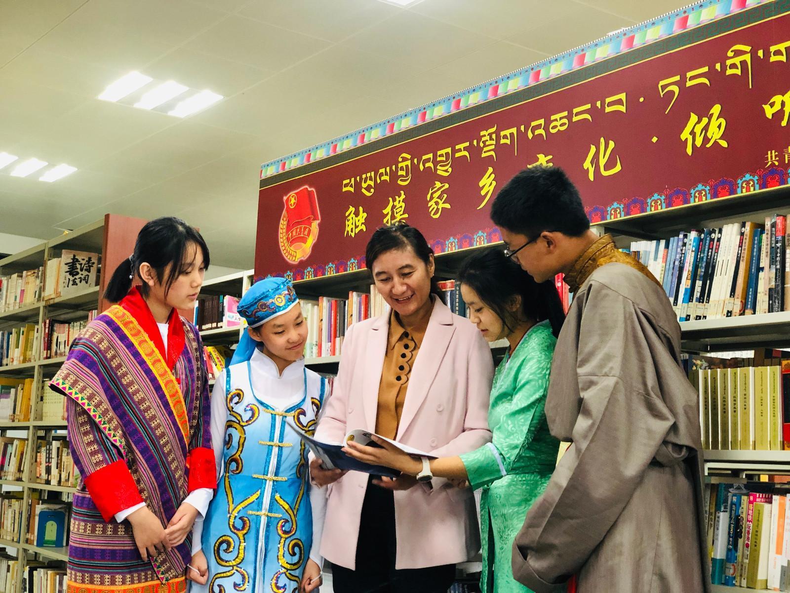 yj1123p02共青團西藏自治區(qū)委員會副書記格桑卓瑪，在武漢西藏中學設立“觸摸家鄉(xiāng)變化·傾聽黨的聲音”主題書刊欄處向學生們介紹相關書籍。.jpg