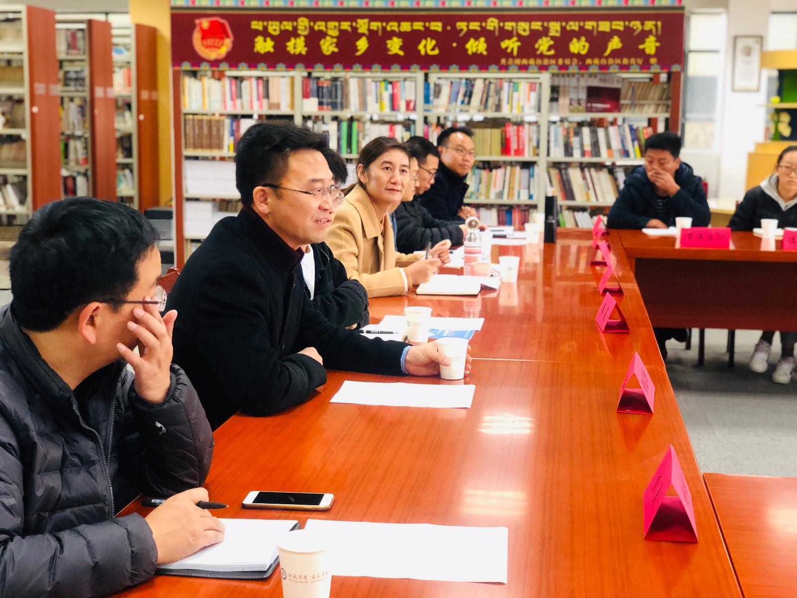 yj1123p03共青團西藏自治區(qū)委員會副書記格桑卓瑪、西藏青年報社副社長洛桑頓珠、內地西藏班（校）管理中心工作人員廖羨等，同內地西藏班的不同民族師生代表進行了座談。.jpg