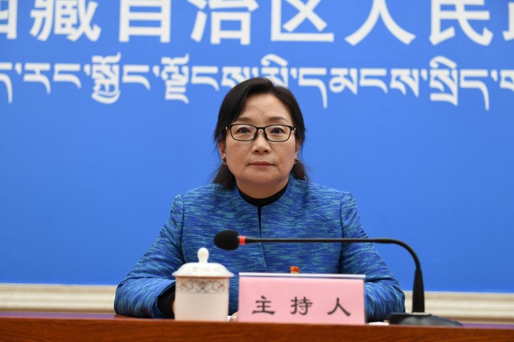 主持人 區(qū)黨委宣傳部副部長(zhǎng)、政府新聞辦主任 德吉卓嘎.JPG