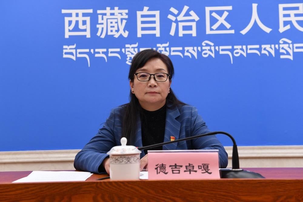 主持人 區(qū)黨委宣傳部副部長(zhǎng)、區(qū)政府新聞辦主任 德吉卓嘎.JPG