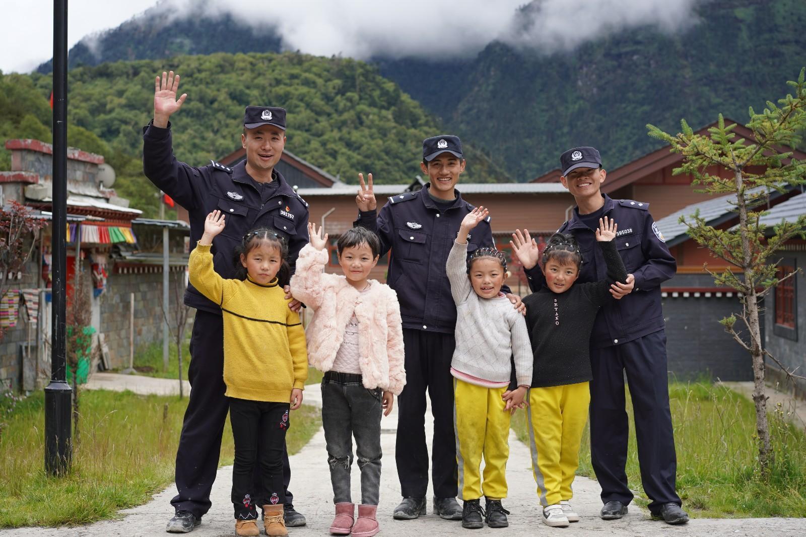 5 圖為玉麥邊境派出所民警在轄區(qū)走訪期間，與轄區(qū)兒童合影.jpg