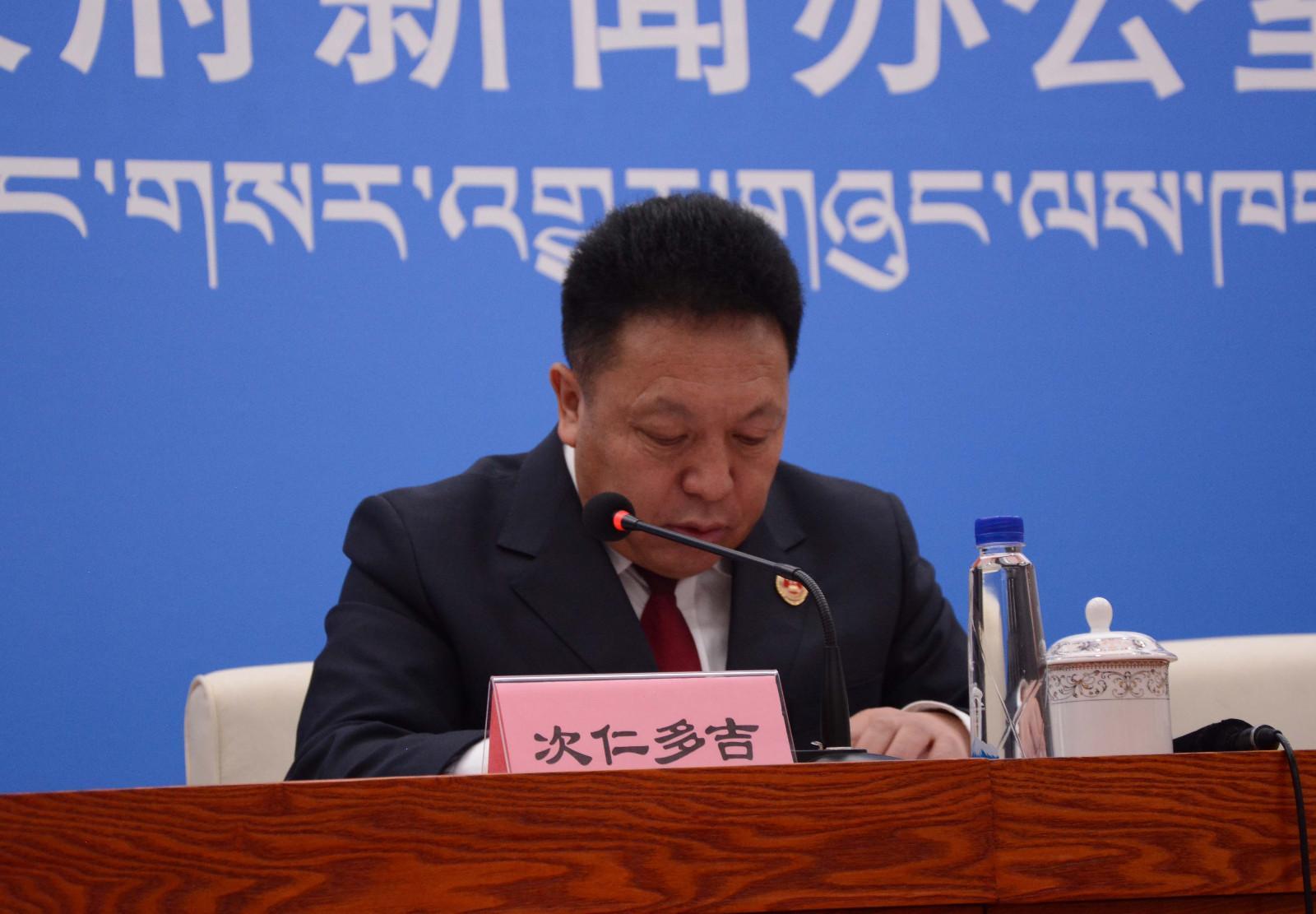 新聞發(fā)言人：自治區(qū)檢察院第二檢查部主任、三級高級檢察官 次仁多吉.JPG