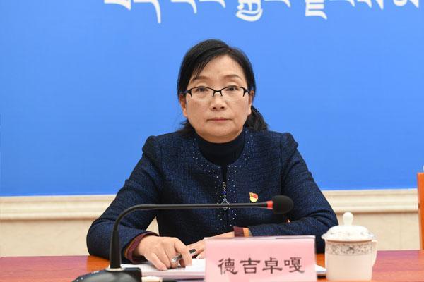 主持人：自治區(qū)黨委宣傳部副部長、自治區(qū)人民政府新聞辦公室主任 德吉卓嘎.jpg