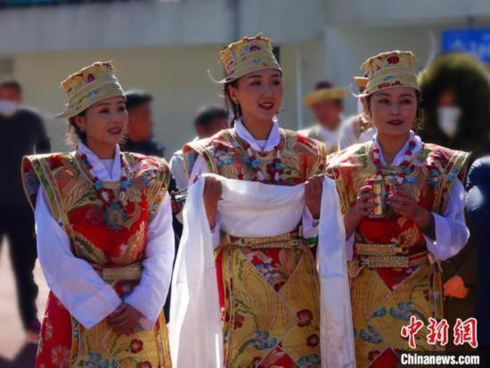 圖為身著節(jié)日盛裝的藏族姑娘?！∪轿木?攝