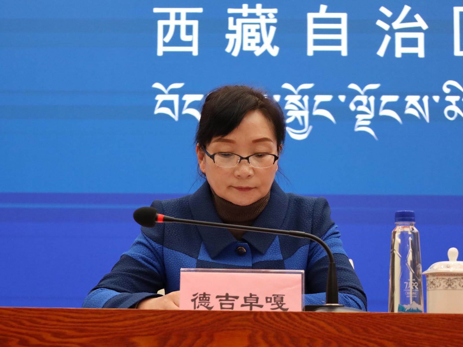 主持人：區(qū)黨委宣傳部副部長(zhǎng)、區(qū)政府新聞辦主任 德吉卓嘎.JPG