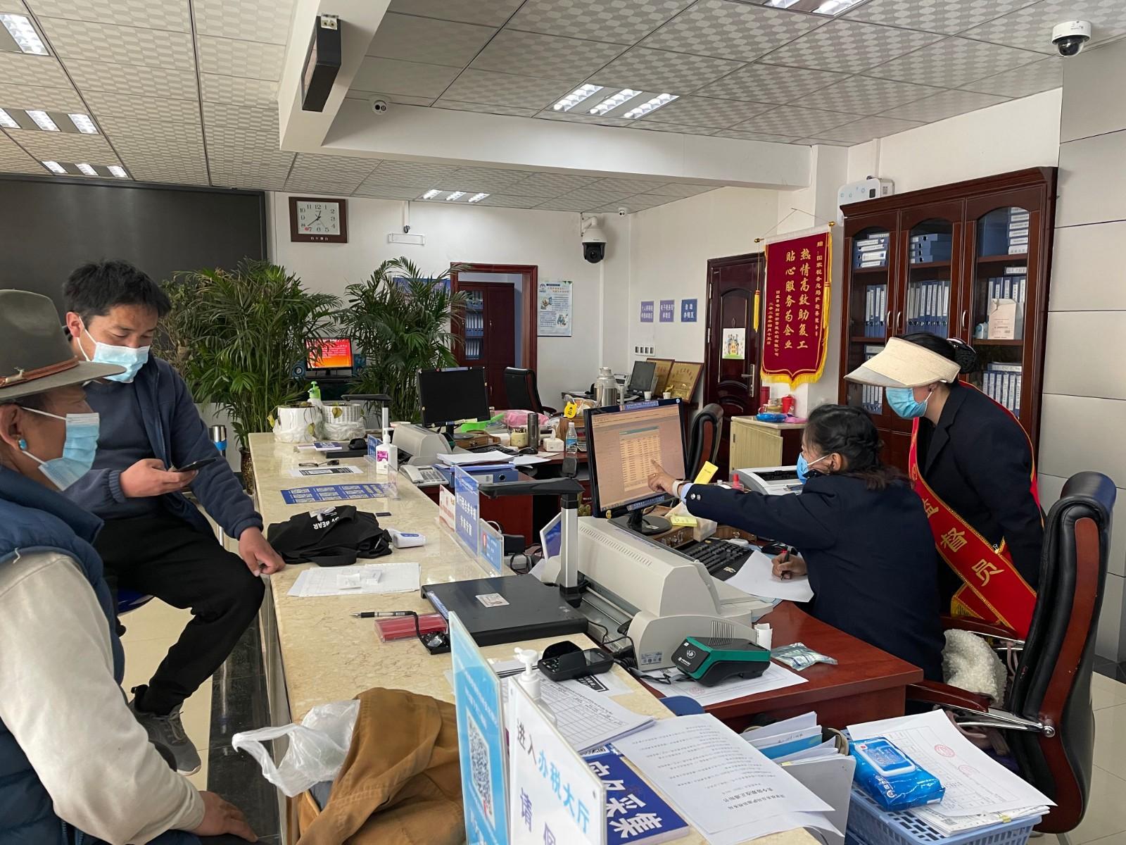圖為特約監(jiān)督員現(xiàn)場(chǎng)體驗(yàn)辦稅全過程.jpg