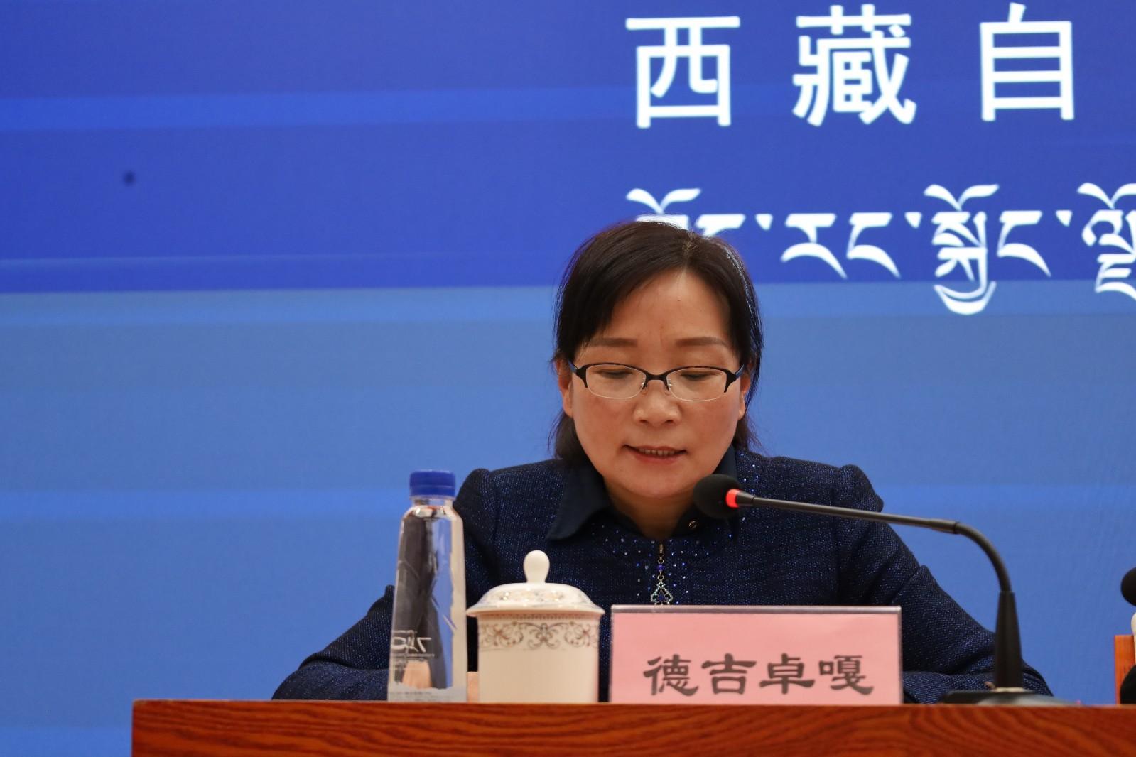 主持人：區(qū)黨委宣傳部副部長、區(qū)政府新聞辦主任 德吉卓嘎.JPG