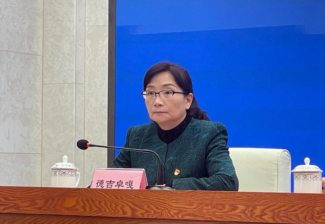 主持人 自治區(qū)黨委宣傳部副部長、區(qū)政府新聞辦主任 德吉卓嘎.jpg