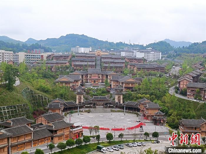 阿妹戚托小鎮(zhèn)一隅?！∈〗?攝
