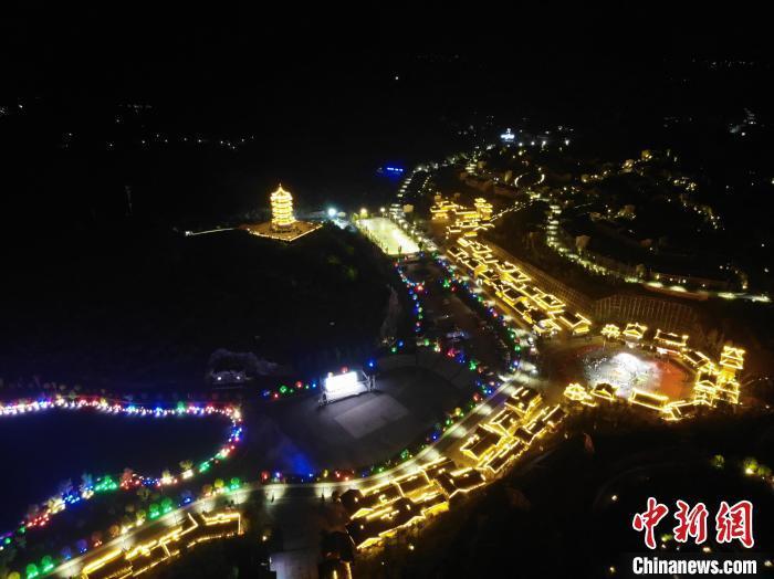 航拍阿妹戚托小鎮(zhèn)夜景?！∈〗?攝