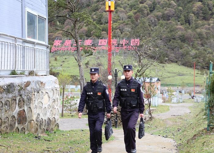 圖為玉麥邊境派出所民警正在對其所負責網(wǎng)格區(qū)域進行走訪.JPG