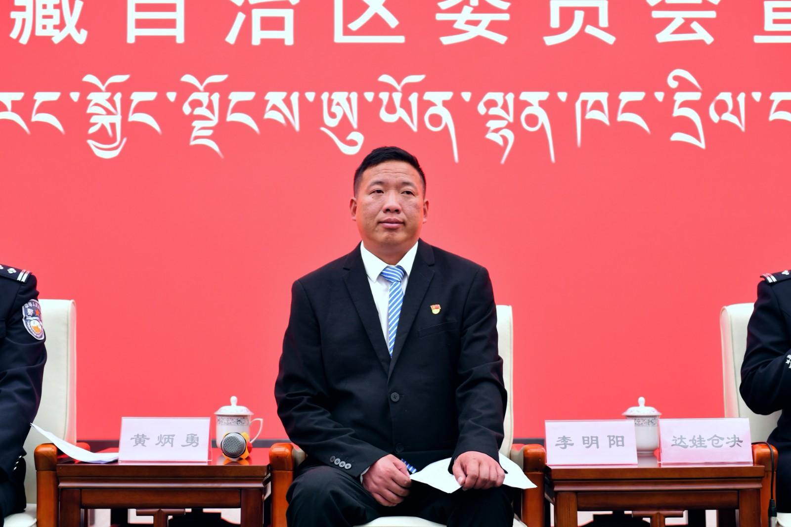 新聞發(fā)言人：日喀則市崗巴縣委常委、崗巴鎮(zhèn)黨委書記李明陽(yáng) .jpg