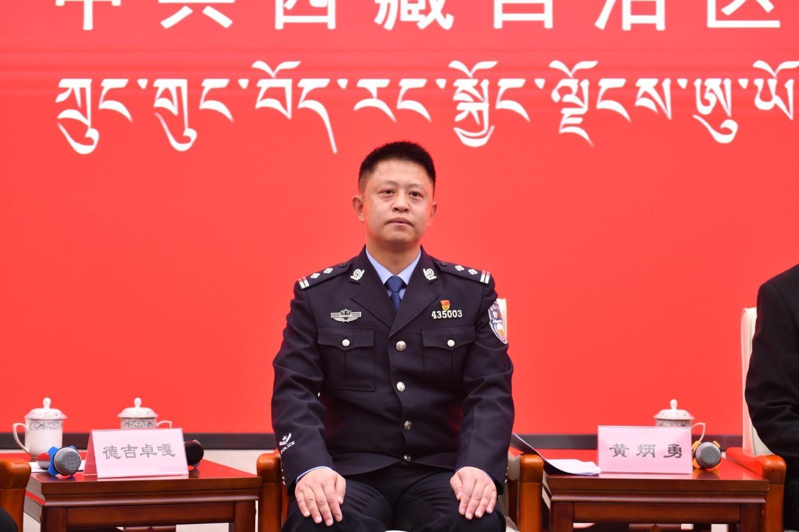 新聞發(fā)言人：林芝市波密縣公安局黨委副書記、政委、機(jī)關(guān)第一黨支部書記、四級(jí)高級(jí)警長(zhǎng)黃炳勇.jpg