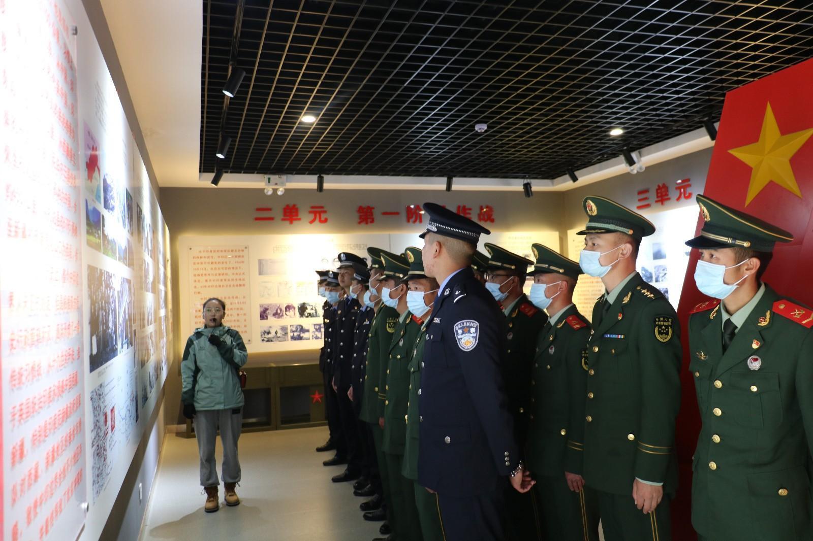 5 圖為錯那邊境檢查站民警與錯那縣武警中隊官兵共同在對印自衛(wèi)反擊戰(zhàn)前沿指揮所舊址陳列館瞻仰革命先烈的光榮事跡，重溫對敵斗爭的光輝歷史   李啟書  攝.jpg