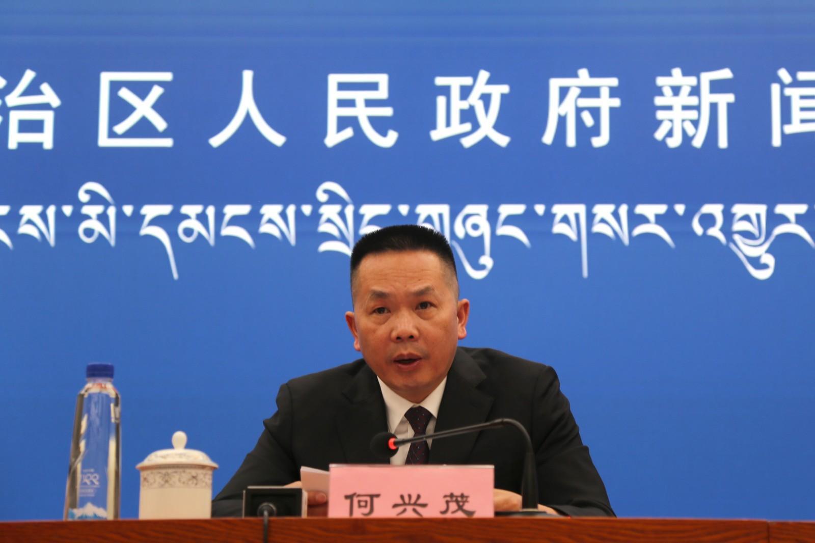 新聞發(fā)言人：區(qū)人社廳黨組成員、副廳長 何興茂.jpg