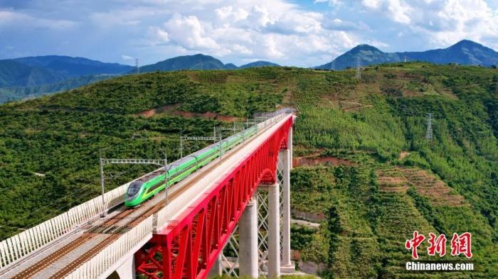 資料圖：中老鐵路“復(fù)興號”列車通過元江特大橋。 楊紫軒 攝