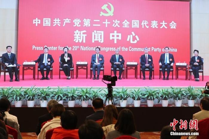 10月19日，中國共產(chǎn)黨第二十次全國代表大會新聞中心舉行集體采訪。重慶、四川、貴州、云南、西藏、陜西、甘肅代表團新聞發(fā)言人出席，介紹代表團學習討論二十大報告情況，并回答記者提問。圖為分會場。 中新社記者 蔣啟明 攝