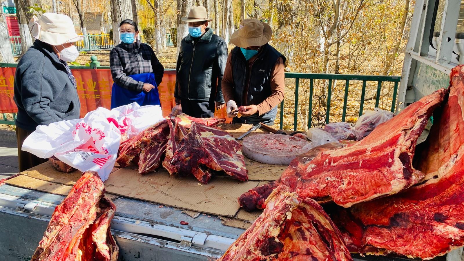 圖為市民正在買牛肉，本報(bào)記者 格桑倫珠攝(3737723)-20221201105107(1).jpg