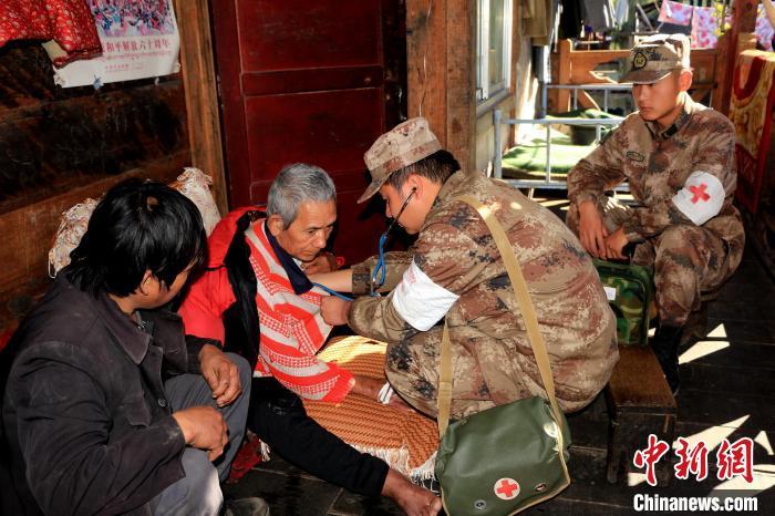資料圖為墨脫邊防官兵為行動(dòng)不便的民眾免費(fèi)巡診。　馬軍供圖