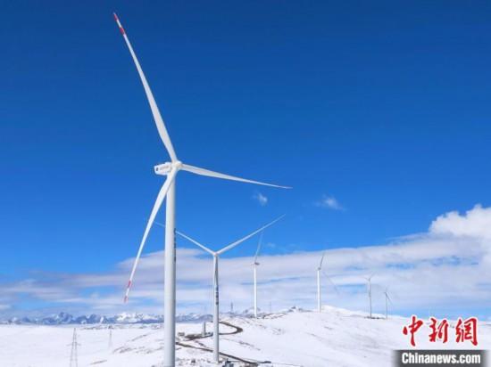 圖為矗立在哲古草原上的風電機組?！≈袊娊瘓F成都勘測設計研究院有限公司 供圖