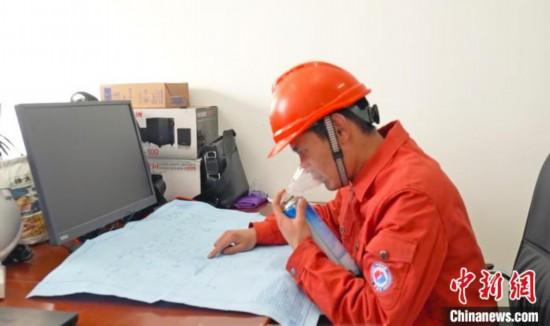 圖為哲古風電項目技術人員克服高原缺氧堅持工作。　中國電建集團成都勘測設計研究院有限公司 供圖