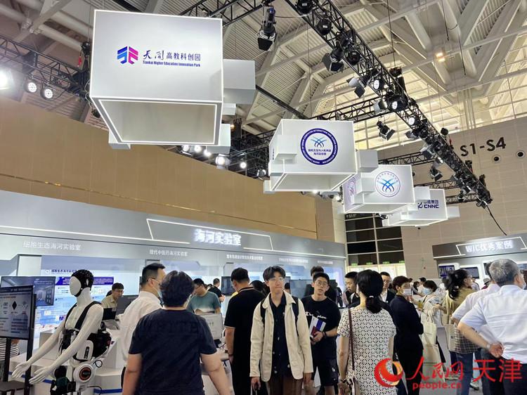 海河實驗室展臺聚集了大量參觀者，他們不斷向工作人員提問各種問題。人民網(wǎng)記者 孫翼飛攝