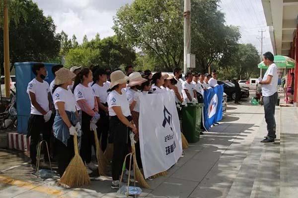 圖為富民公司董事長巴桑頓珠正在進(jìn)行動(dòng)員講話。.jpg