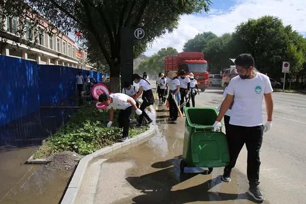 圖為員工們正在清理道路兩側(cè)的垃圾。.jpg