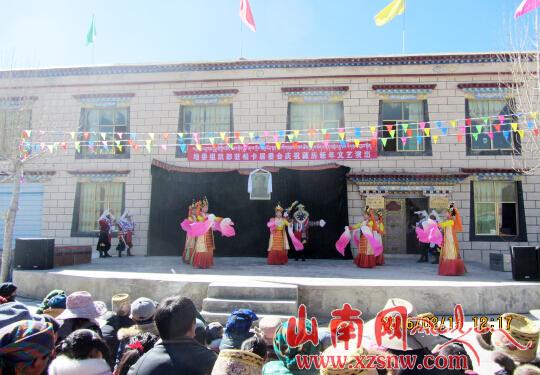 地委組織部駐村工作隊(duì)送文藝演出慶祝藏歷新年