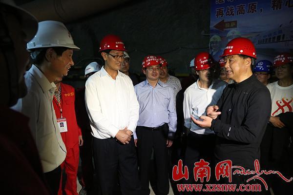 盧春房在山南市考察調研拉林鐵路建設