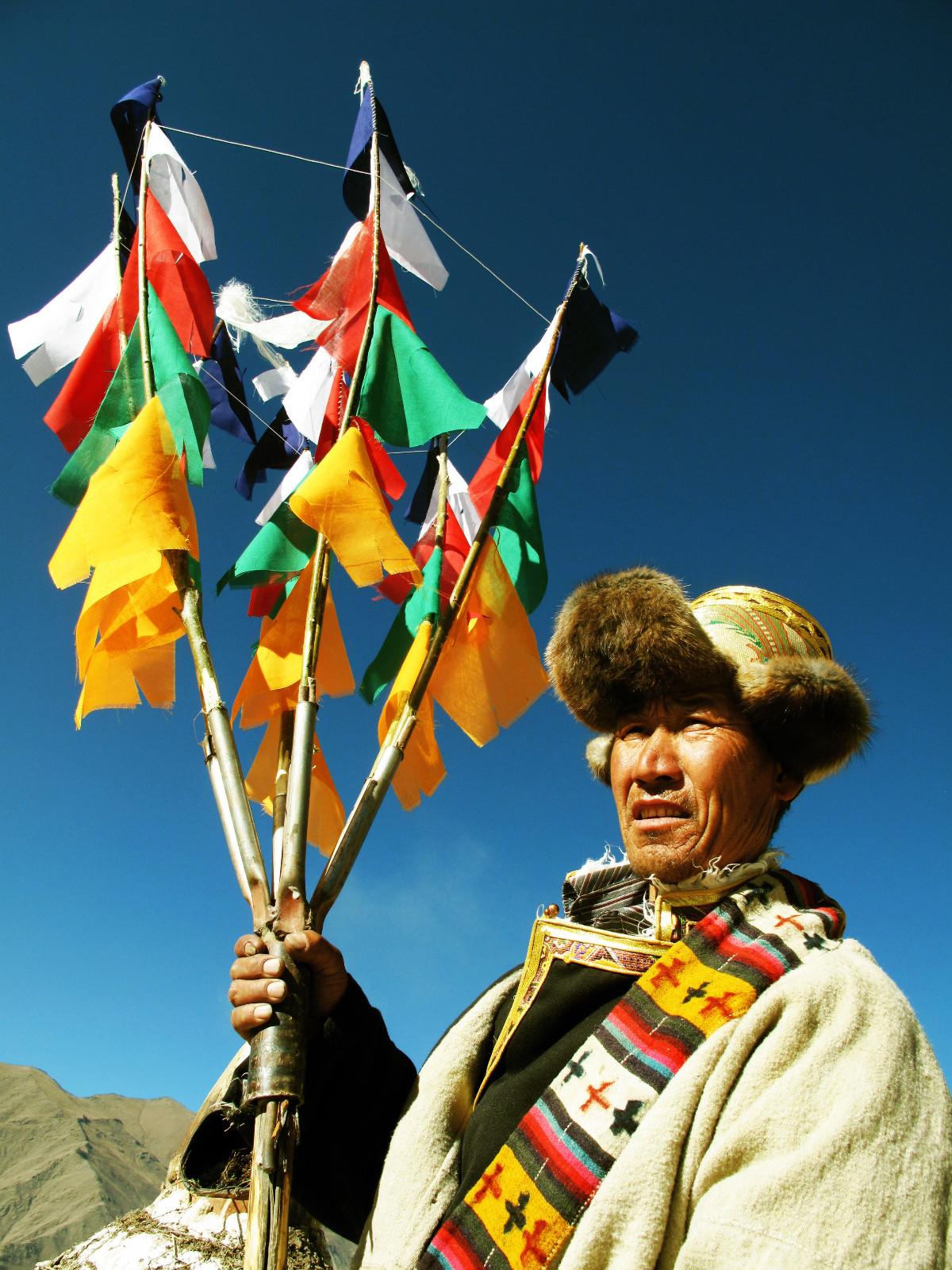 圖為：1月23日上午，西藏山南市瓊結(jié)縣唐布齊村村民歐珠多吉一大早就縫制好了經(jīng)幡樹，祈求新的一年里人畜無病無災(zāi)，吉祥如意。曲杰  攝.jpg