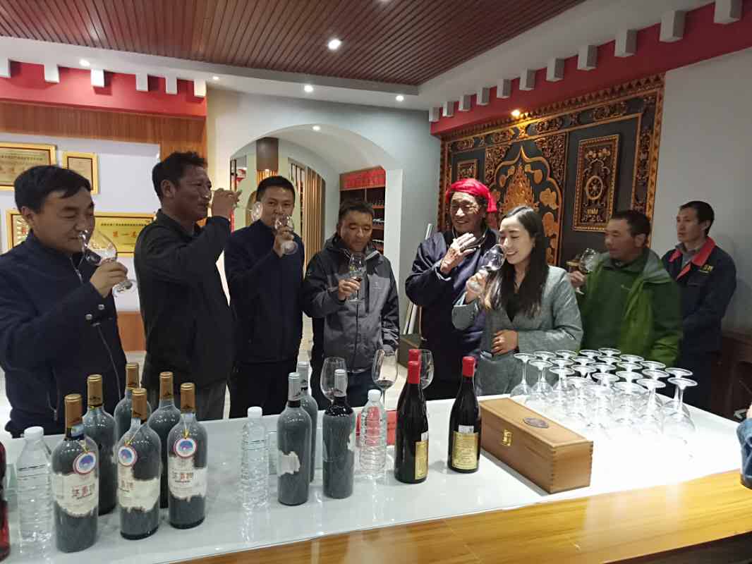 學(xué)習(xí)考察組在昌都市芒康縣納西鄉(xiāng)達(dá)美擁葡萄酒廠展覽館參觀學(xué)習(xí)。.jpg
