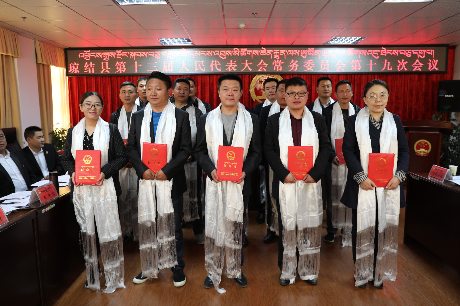圖為：為新任職干部頒發(fā)了任命書。.JPG