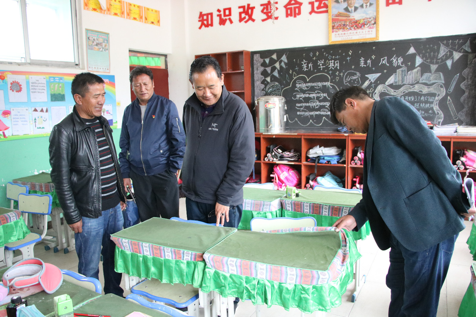 圖為：調(diào)研組在瓊結(jié)縣下水鄉(xiāng)小學(xué)地檢查學(xué)校教育教學(xué)。.JPG