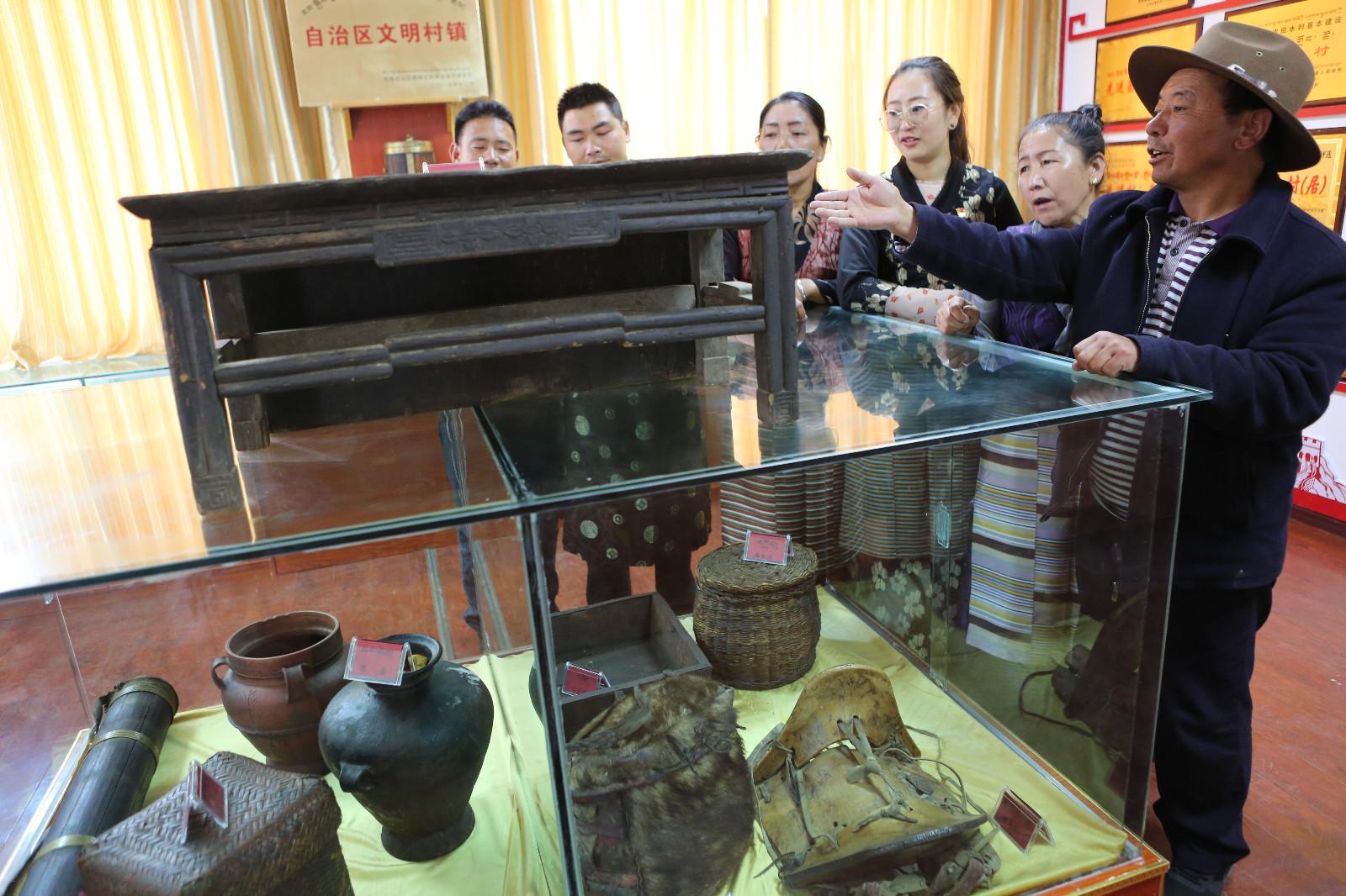 圖為：在瓊結(jié)縣加麻鄉(xiāng)白松村村史館交流學(xué)習(xí)。.JPG