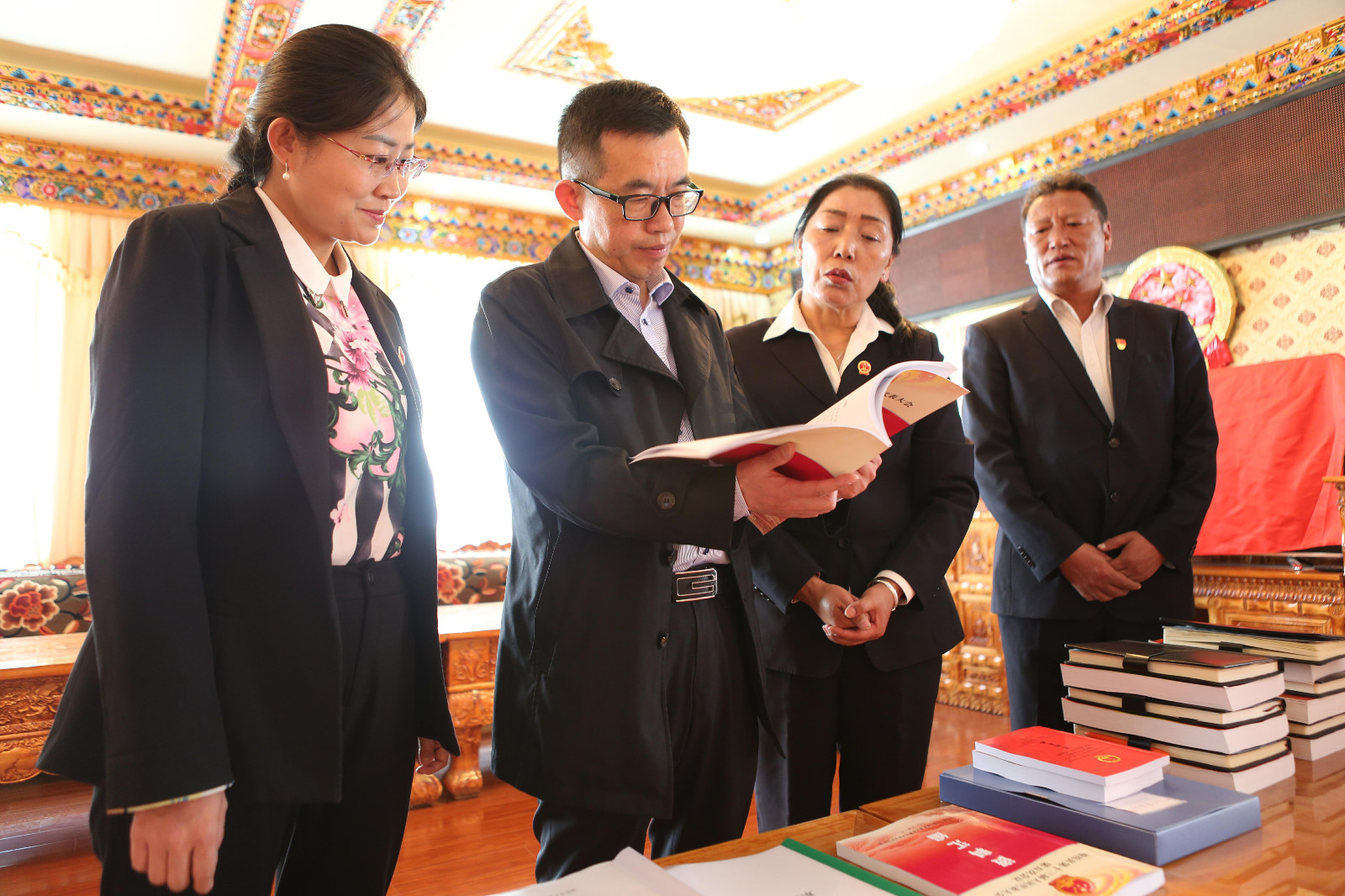 圖為：王德文一行在瓊結(jié)縣“人大代表之家”檢查“五查五增 質(zhì)效提升”活動(dòng)開(kāi)展情況。.jpg