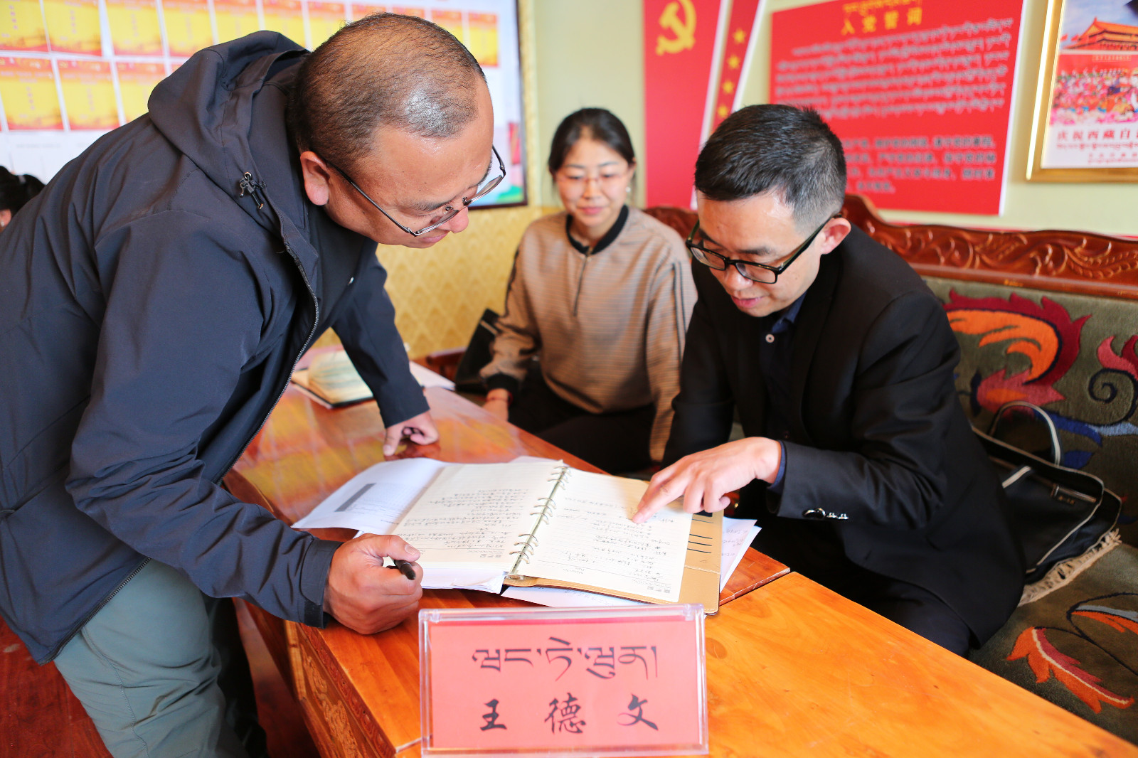 圖為：王德文一行在瓊結(jié)縣瓊結(jié)鎮(zhèn)檢查監(jiān)督工作開(kāi)展情況。.JPG