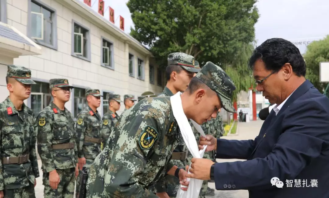 扎囊縣委書記雷豐一行開展“八一”擁軍慰問活動.JPG