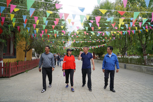 圖為：麻建輝一行在考察調(diào)研瓊結(jié)縣旅游步行街。.JPG