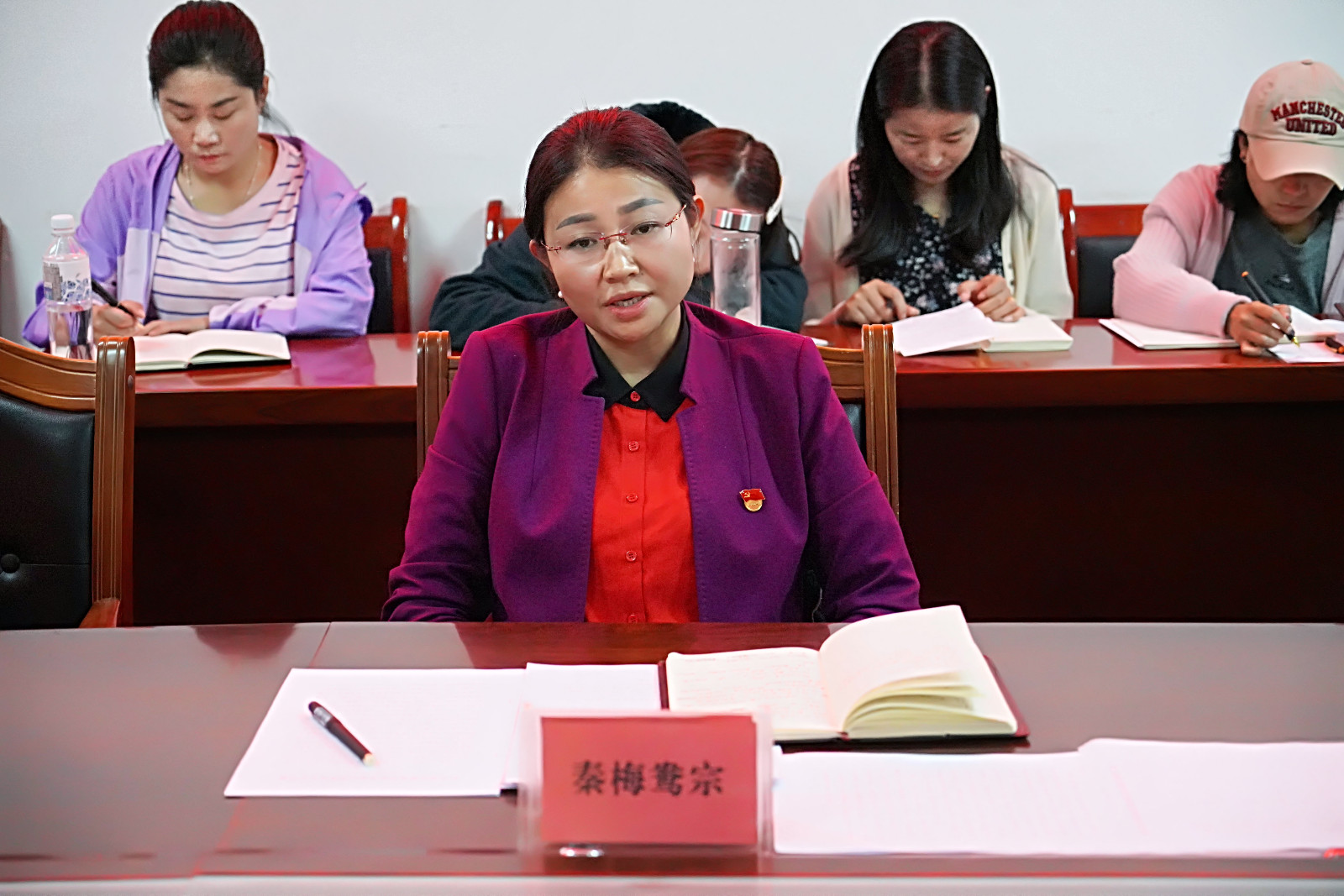 圖為：縣委副書記、人大常委會主任秦梅鴦宗作重要講話。.jpg