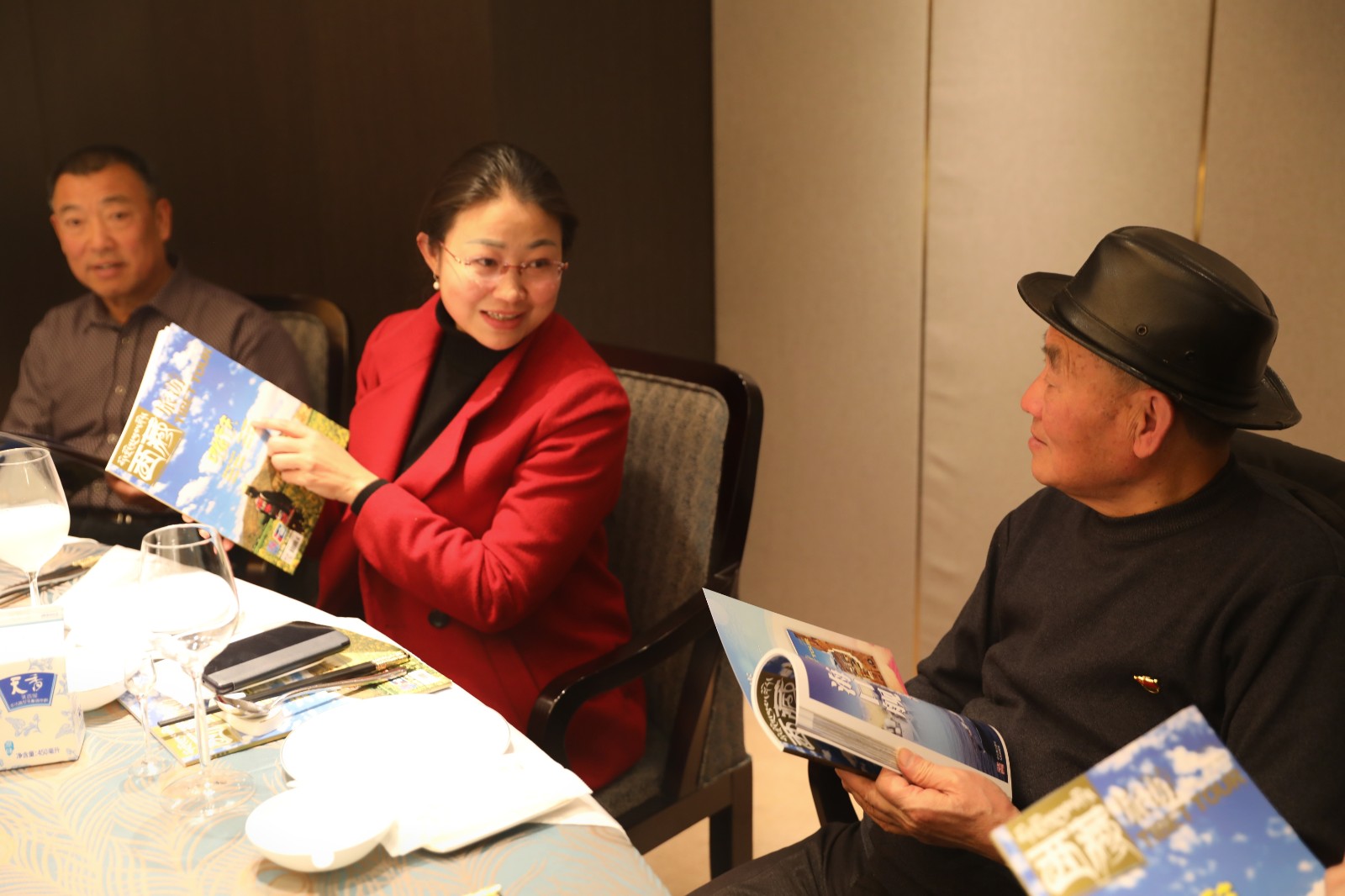 圖為：縣委副書記、人大黨組書記、主任秦梅鴦宗代表縣委、政府向老領(lǐng)導(dǎo)匯報(bào)工作。.jpg