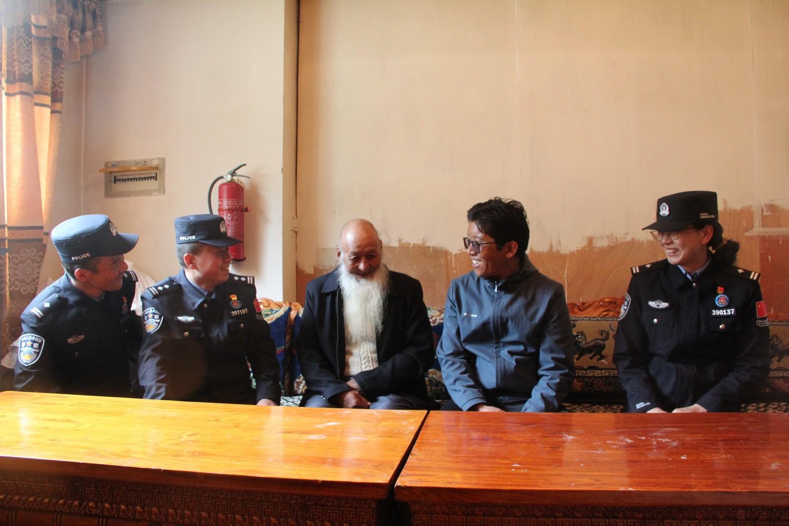 圖為民警聆聽老黨員講故事。郭賽賽攝.JPG