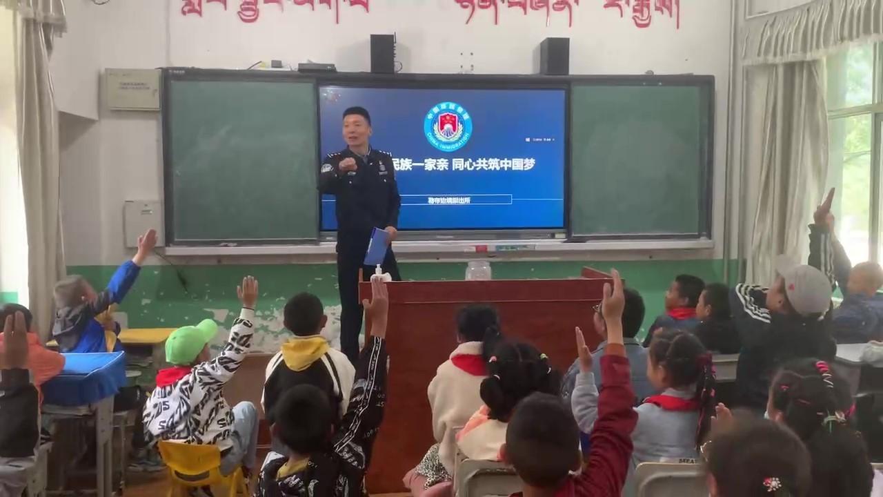 圖為勒布邊境派出所教導(dǎo)員鄧偉為孩子們授課。郭賽賽攝.jpg