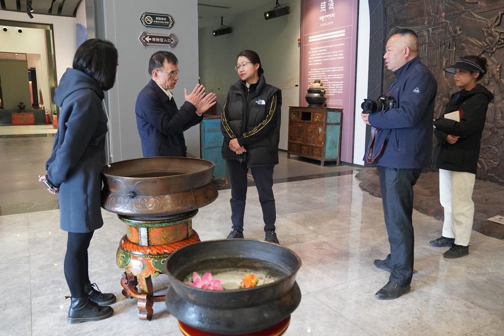 圖為調研組在瓊結藏王陵博物館調研。.JPG