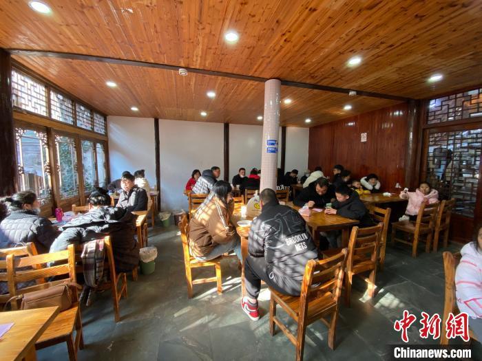 陳思遠(yuǎn)的店內(nèi)座無虛席。　林波 攝