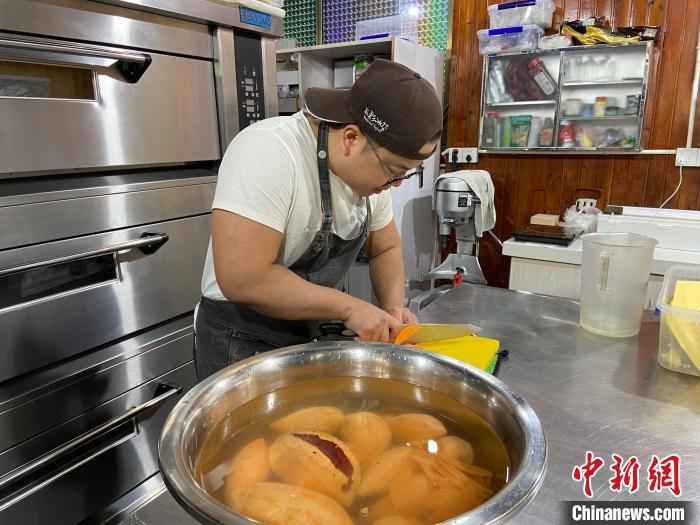陳思遠(yuǎn)正在切紅薯?！×植?攝