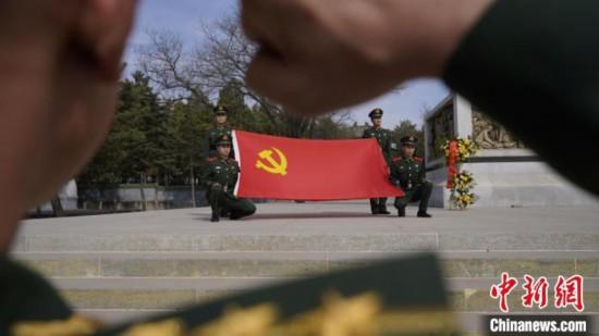 武警官兵重溫入黨誓詞。　葛鯤鵬 攝