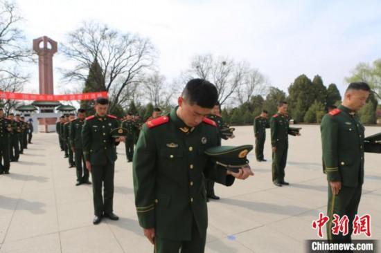 武警官兵脫帽默哀緬懷先烈?！「瘀H鵬 攝